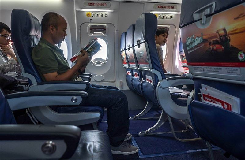 Стюардесса предупредила об опасности сидения у иллюминатора в самолете | КТК
